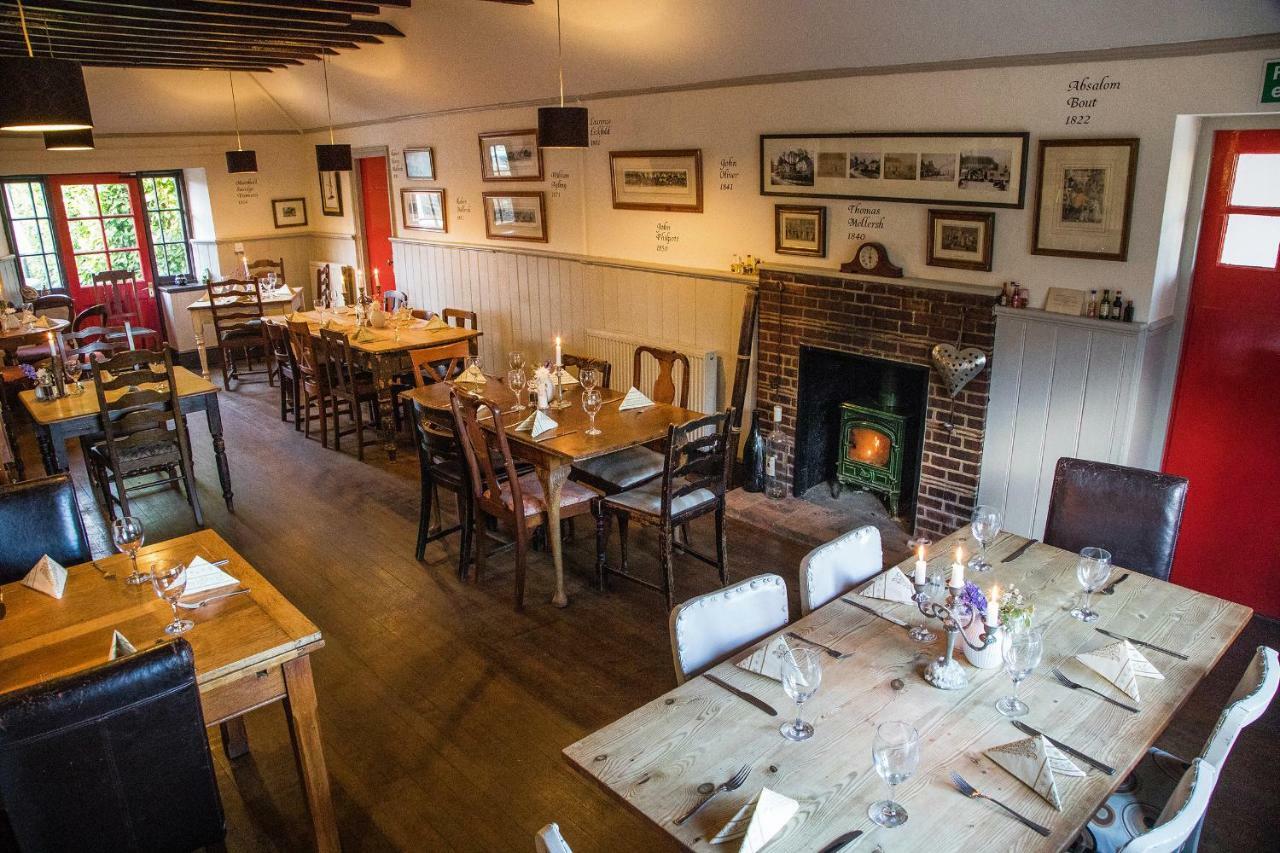 The Merry Harriers Bed and Breakfast Godalming Esterno foto